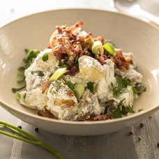 Krumpir salata s pancetom i vrhnjem za 2 osobe (500 g)