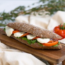 Sendvič "Caprese" s mozzarellom i rajčicom (245 g)