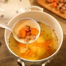 Domaća goveđa juha s mrkvom i tjesteninom za 4 osobe (1,4 kg)