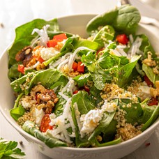 Salata od mladog špinata i kvinoje za 2 osobe (500 g)