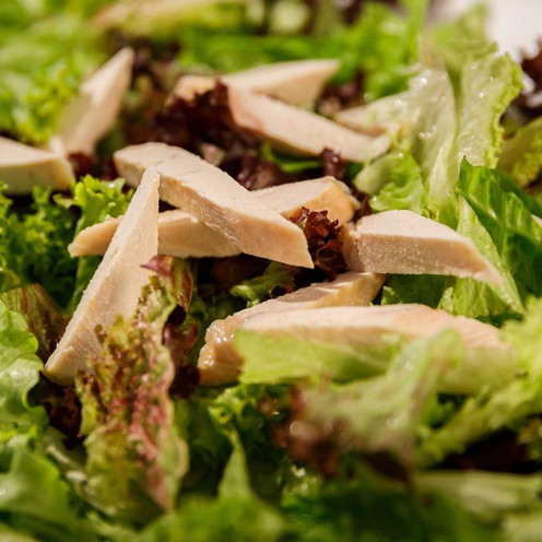 Svježa lisnata salata s pečenim pilećim fileom za 1 osobu (250 g)